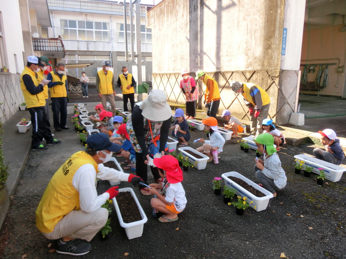 保護中: 花の苗植え（2021.11.2）